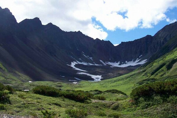 Belle montagne e una radura verde