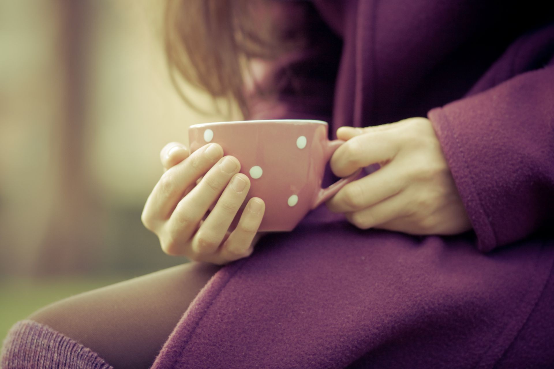 donna ragazza relax al coperto relax adulto mani singolo famiglia camera maternità medicina