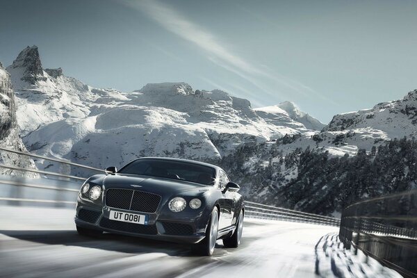 Auto sportiva nelle montagne invernali