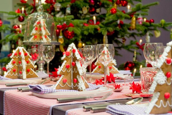 Tavola di Capodanno con pan di zenzero al tovagliolo
