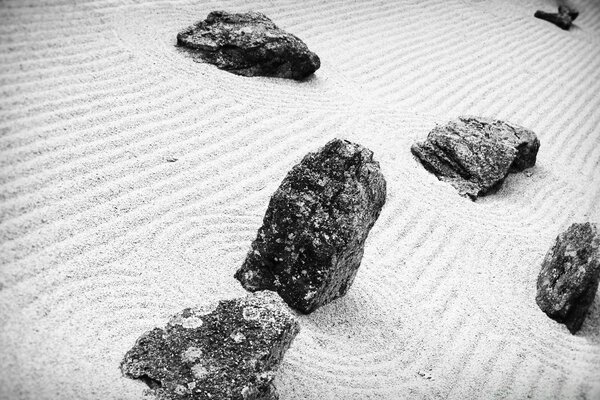 Grandi rocce sulla sabbia