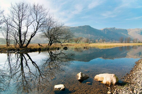 Paesaggio di montagne e pietre vicino all acqua