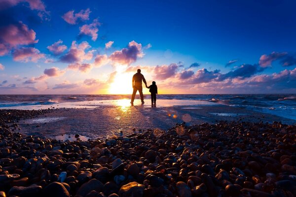 Tramonto atmosferico sulla spiaggia vicino all oceano