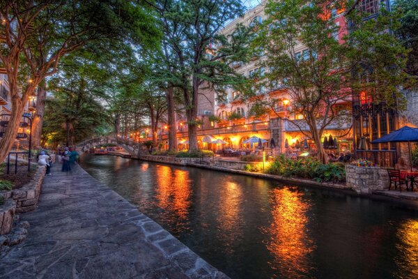 Luci brillanti al fiume nel paesaggio crepuscolare