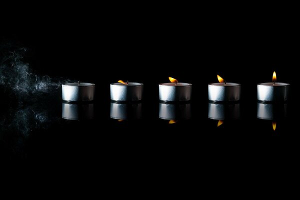 Dissolvenza delle candele su sfondo nero