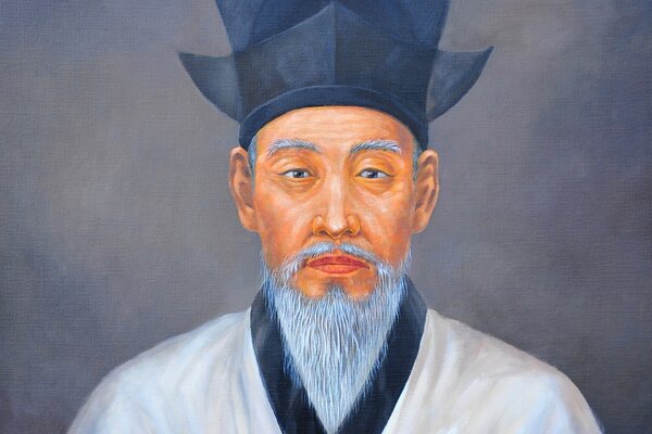 Disegno ritratto di vecchio uomo anziano aspetto asiatico in costume tradizionale su sfondo grigio