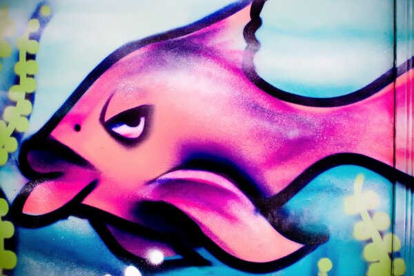 Bellissimo pesce rosa sul muro