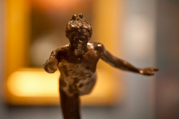 Foto sfocata della scultura del solitario