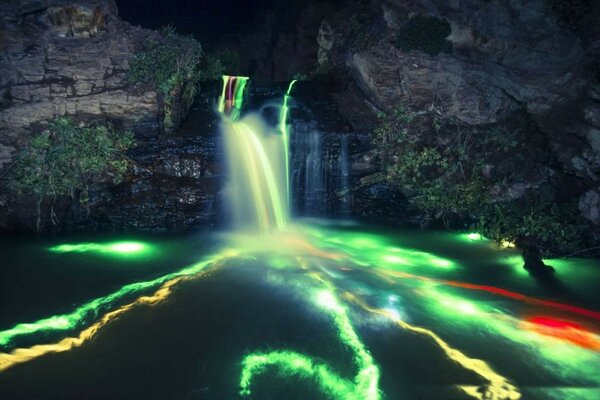 I colori vivaci sull acqua suggeriscono pensieri di magia