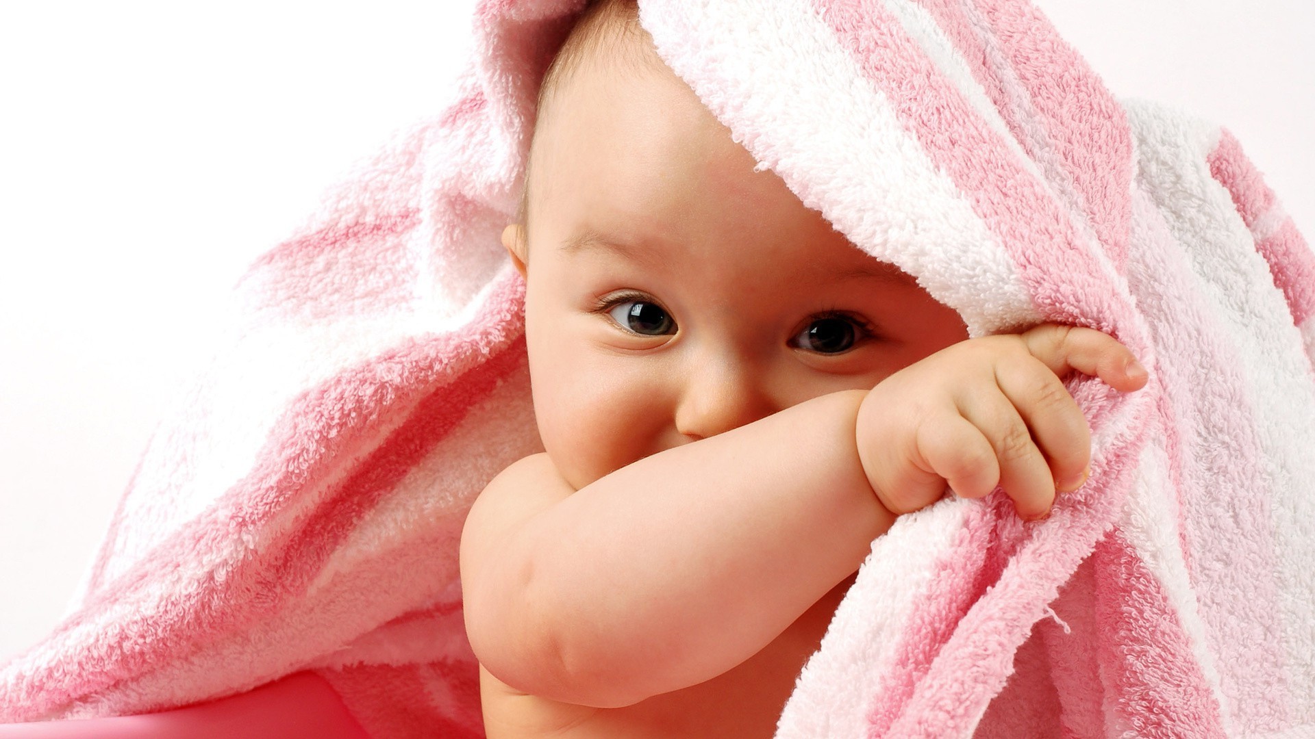 neonati bambino bambino carino poco pelle asciugamano pulito neonato bagno innocenza viso bella