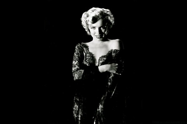 Ritratto di attrice donna adulta su nero