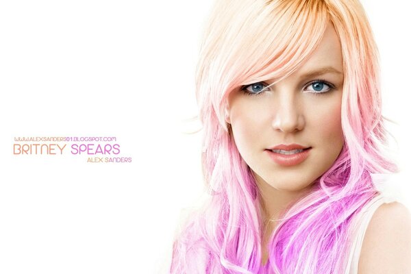 Ragazza famosa con i capelli rosa