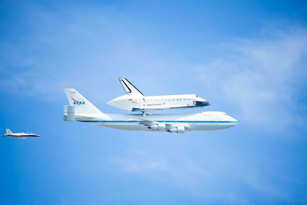 Viaggiare in aereo. Aereo in aria