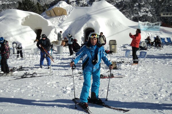 Sciatore in un resort nelle montagne innevate