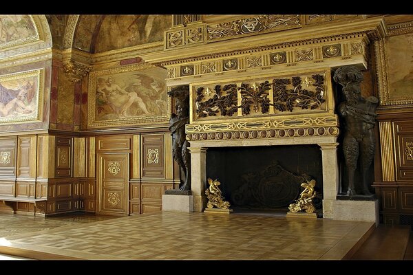 Enorme camino come opera d arte nel palazzo