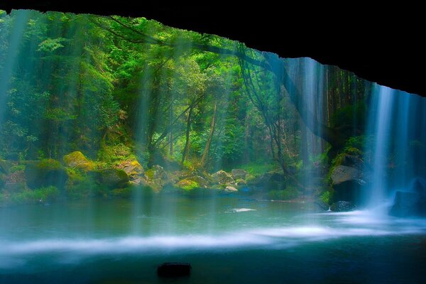 Grotta nascosta da occhi indiscreti dietro la cascata