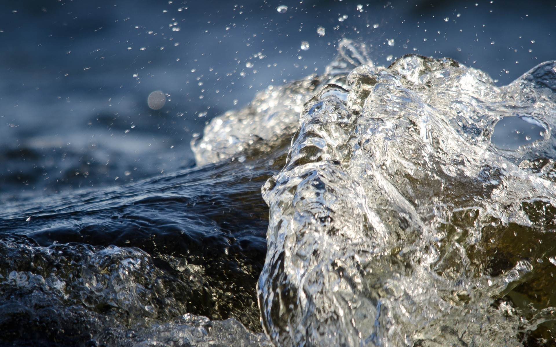 goccioline e acqua natura chiaro freddo pulito bagnato
