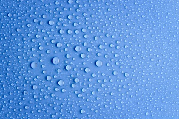 Gocce d acqua su sfondo blu