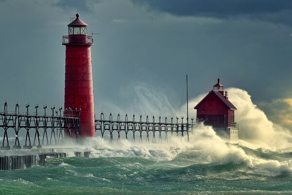 Oceano infuria con un faro