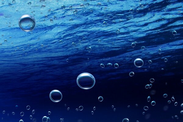 Gocce d acqua pura nel mare
