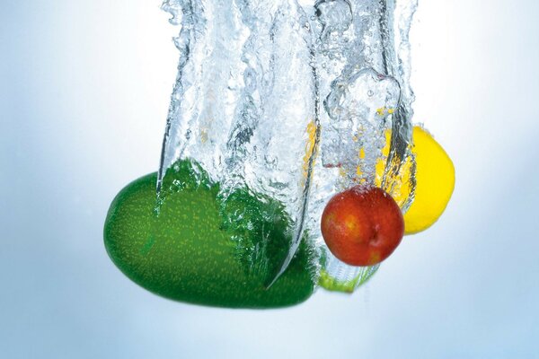 Frutta esotica in acqua pulita