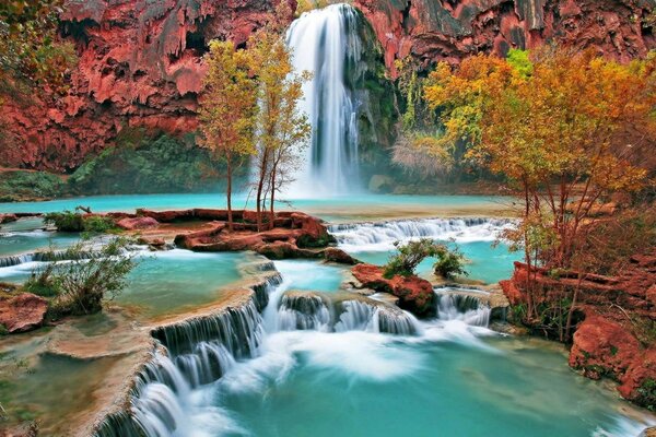 Paesaggio colorato delle cascate autunnali