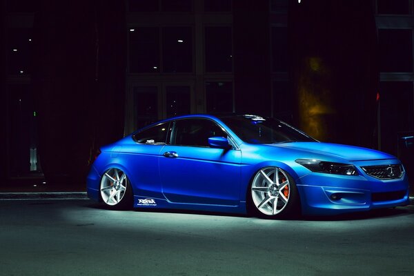 Auto sportiva blu nella notte
