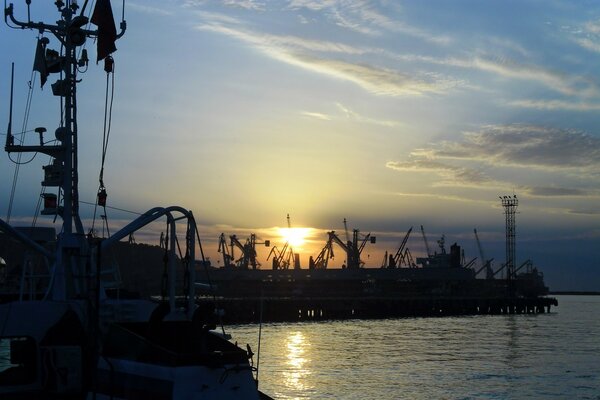 Imbarcazioni pesanti sullo sfondo del tramonto