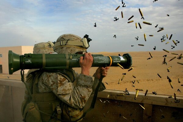 Militari con armi molte munizioni