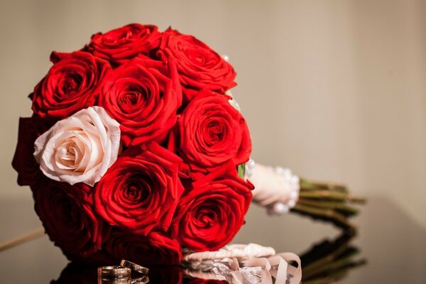 Il bouquet da sposa si trova su un pianoforte a coda