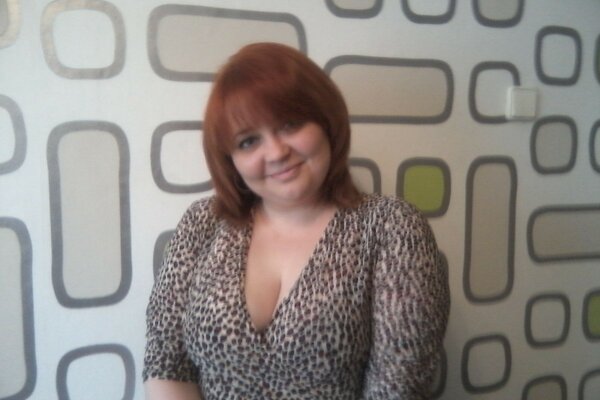 Donna sorridente in camicetta leopardata