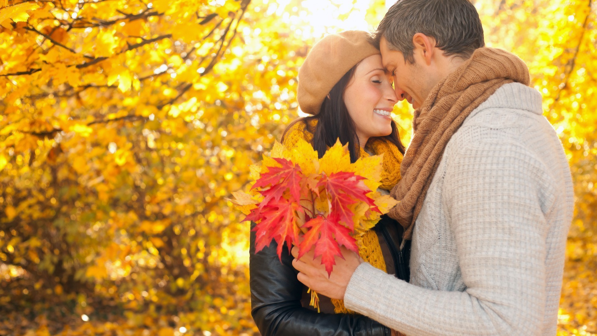 coppie innamorate autunno all aperto acero parco natura amore donna felicità foglia ragazza bella due adulto tempo libero divertimento famiglia uomo romanticismo sorriso