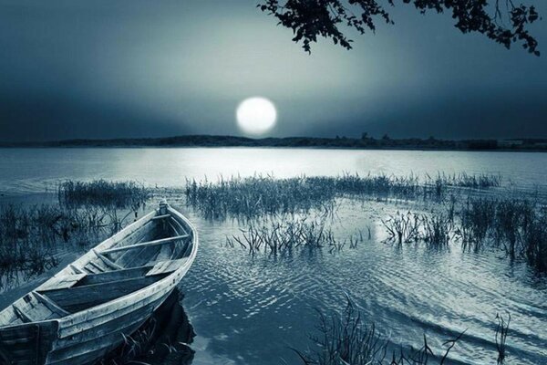 Barca sul lago al crepuscolo serale