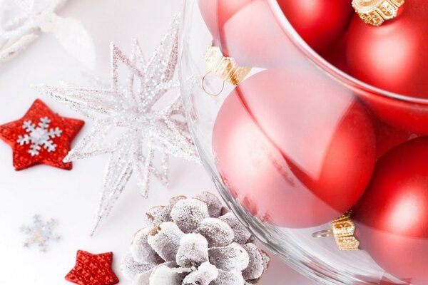 Palle di Natale con coni d argento