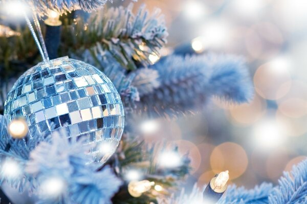 Palle di Natale a specchio su abete bianco