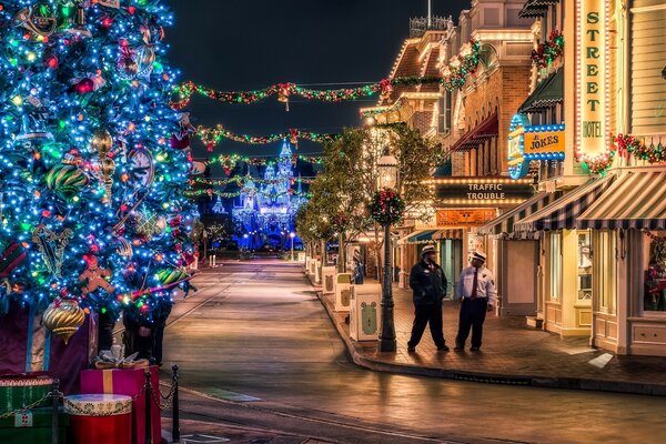 Strada di sera di Natale decorata con luci