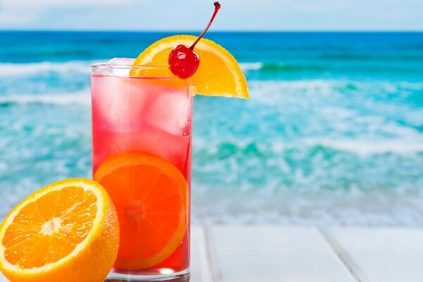 Cocktail esotico. Estate, oceano, arancia