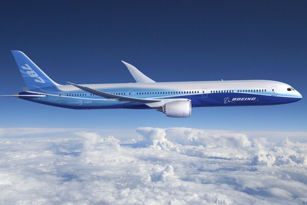 L aereo Boeing nel cielo vola
