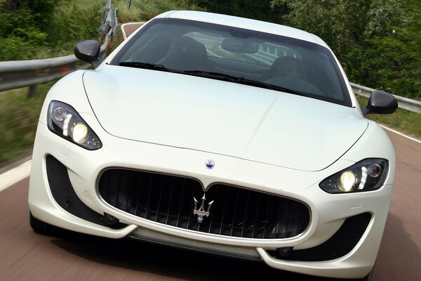L auto sportiva bianca maserati corre fidanzata