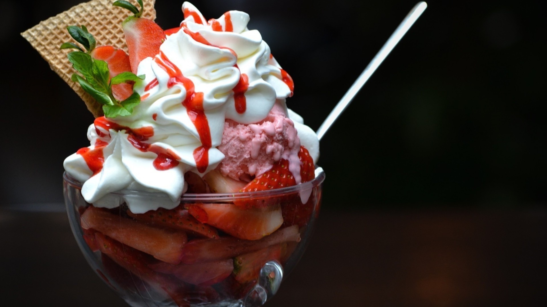 crema dolce cioccolato vaniglia delizioso frutta cibo fragola ghiaccio cremoso rinfrescante zucchero prodotti lattiero-caseari bacca panna montata scoop freddo congelato menta