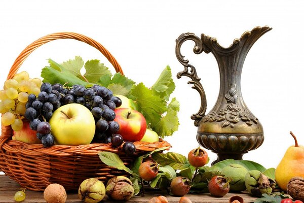 Natura morta di frutta e caraffa