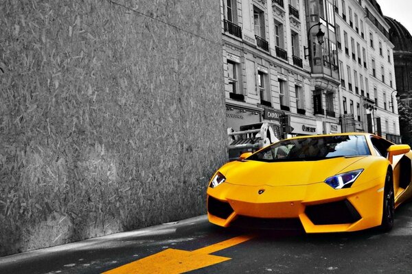 Auto sportiva gialla sulla strada della città