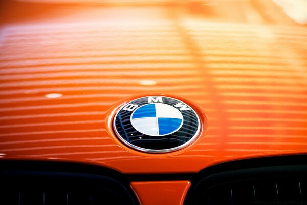 Icona della macchina BMW su sfondo arancione