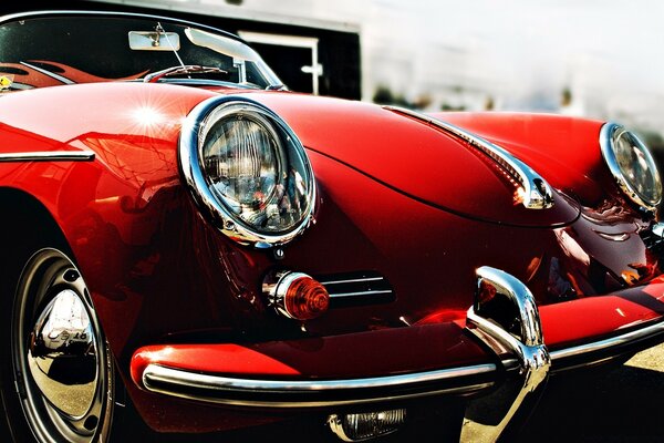 Auto retrò vicino. Auto retrò rossa