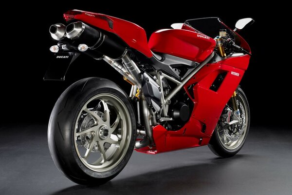 Moto sportiva rossa