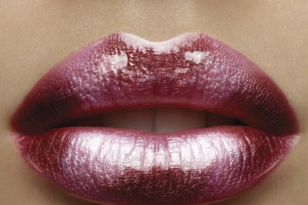 Labbra dipinte con rossetto