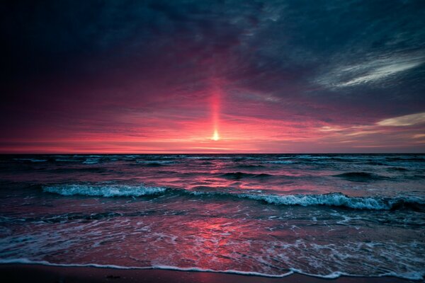 Splendido tramonto rosa sulla costa