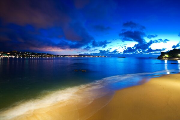 Bellissimo tramonto e mare calmo