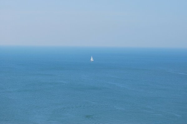 Nave in alto mare. Sfondo blu