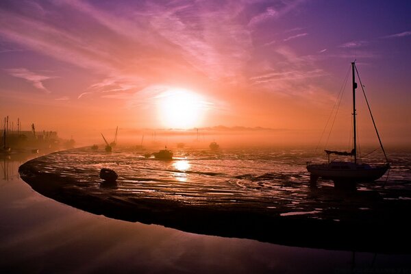 Splendido tramonto in riva al mare